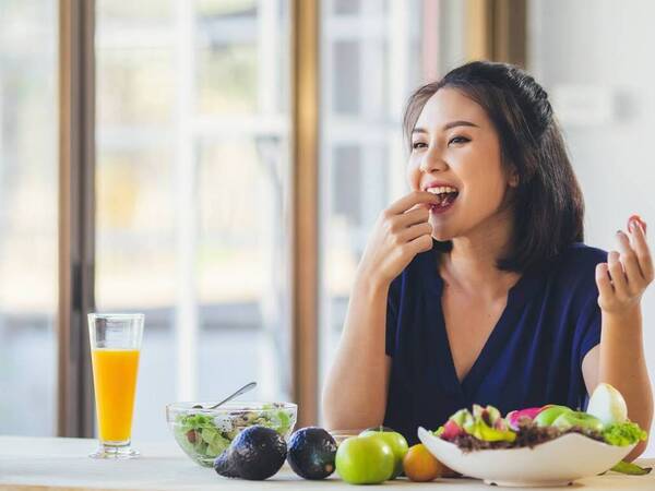 Young Asian woman eats fresh and healthy foods.